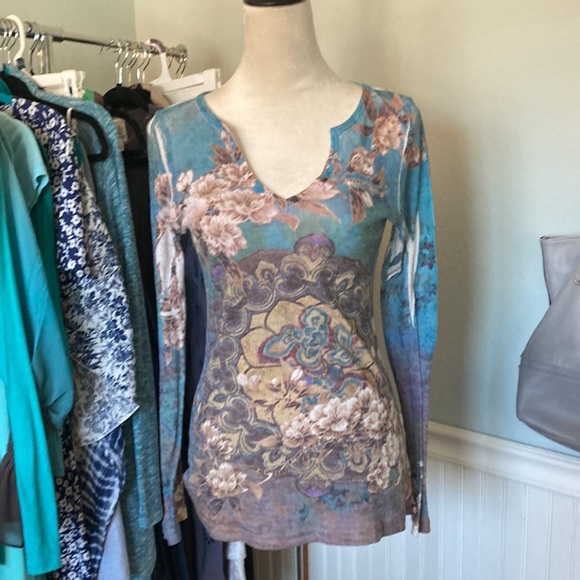 Gorgeous long sleeve T-shirt. - Picture 2 of 9